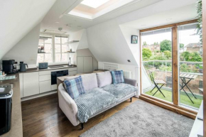 Sleek and Stylish 1BD Apt with Balcony, Hammersmith
